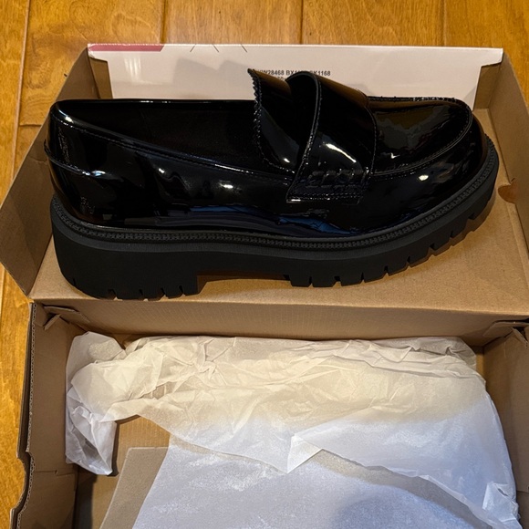 NIB Women’s Sketchers Black Loafers - Picture 3 of 3